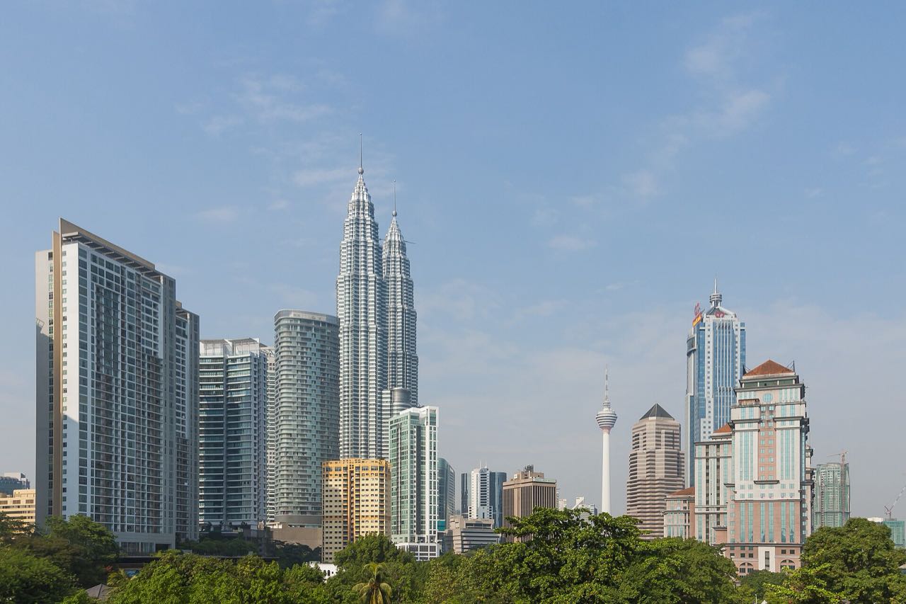 クアラルンプール中心部。中央がペトロナスツインタワー、右手前が KL タワー